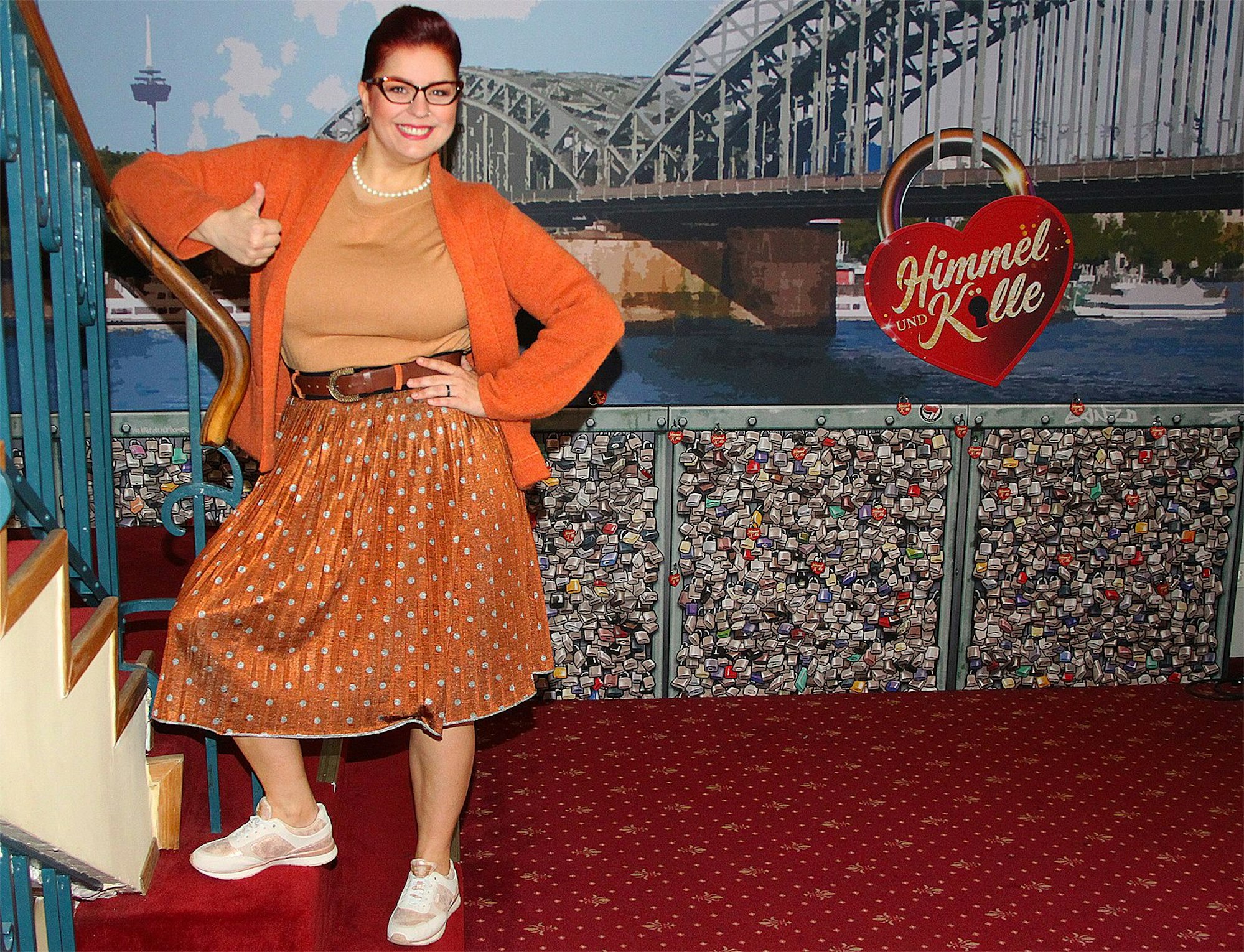 Juliane Bischoff aus Kall steht im Foyer der Volksbühne in Köln an einer Dekoration des Muiscals „Himmel und Kölle“, in dem sie mitspielt.