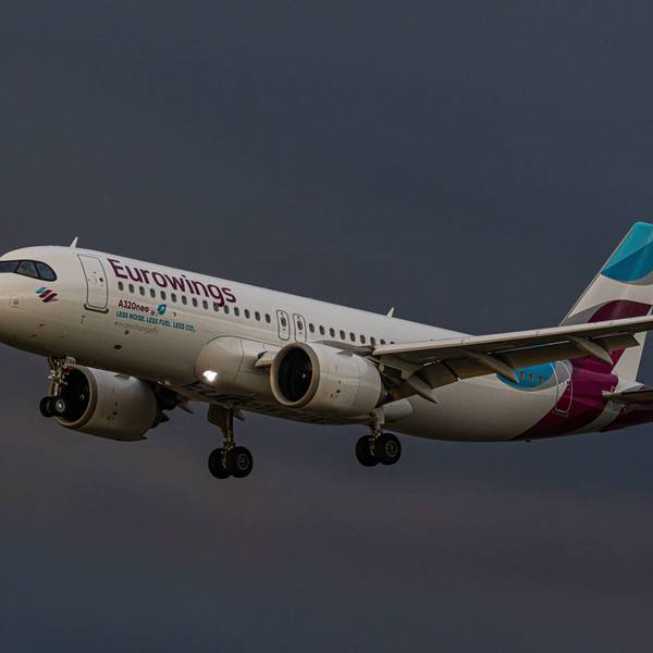 Ein Airbus A320 der deutschen Fluggesellschaft Eurowings startet während eines Unwetters in die Luft. Im Hintergrund sind dunkle Wolken zu sehen. (Symbolbild)