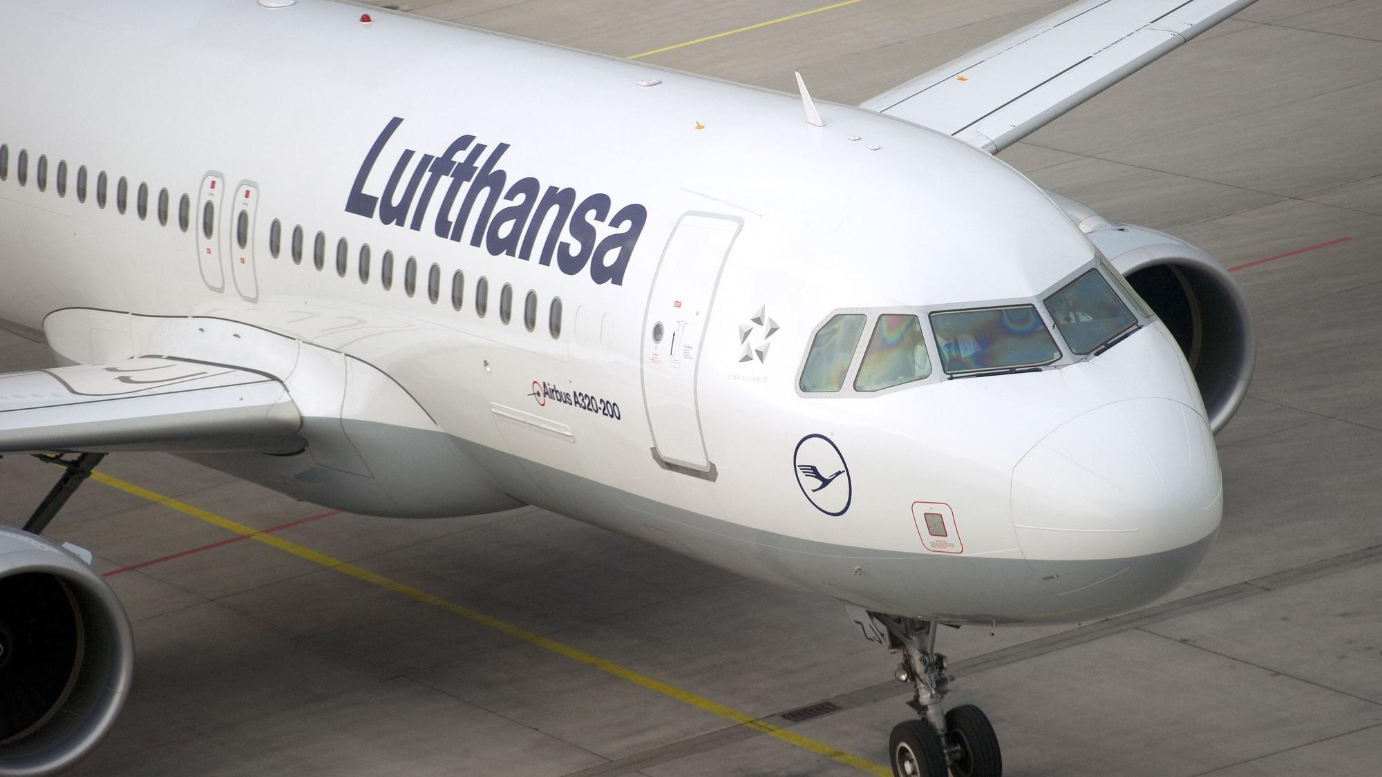 Ein Airbus A320 rollt über das Rollfeld auf dem Flughafen in Dresden, aufgenommen am 14.03.2011.
