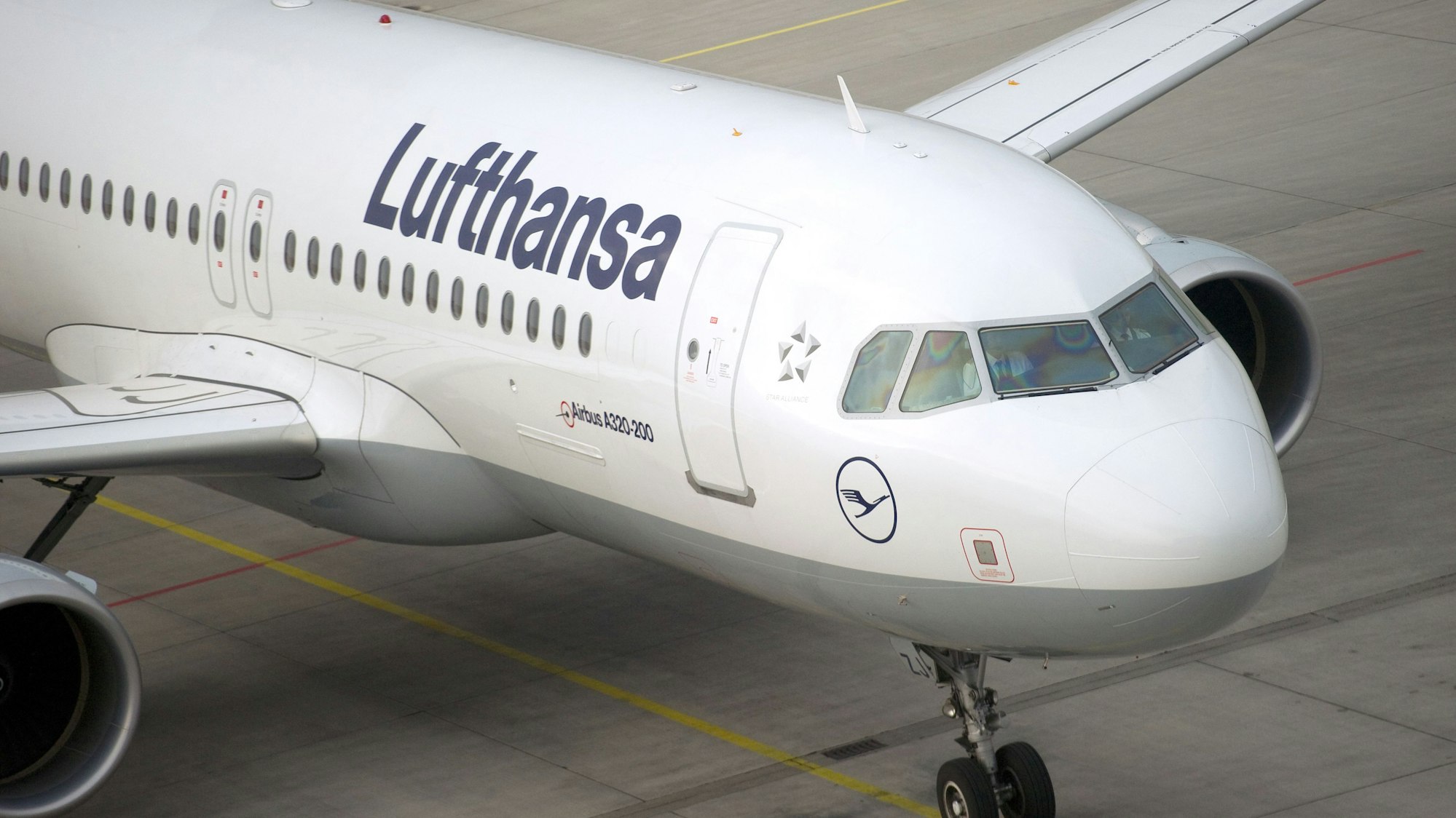 Ein Airbus A320 rollt über das Rollfeld auf dem Flughafen in Dresden, aufgenommen am 14.03.2011.