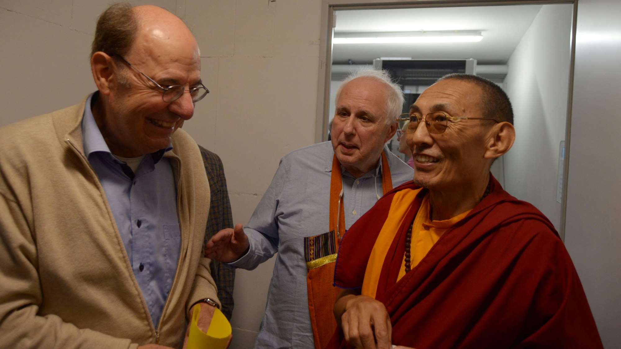 Der buddhistische Mönch Tulku Rigdzin Pema Rinpoche, Andreas Kretschmar und Rolf A. Kluenter beim Rundgang durch den Neubau.