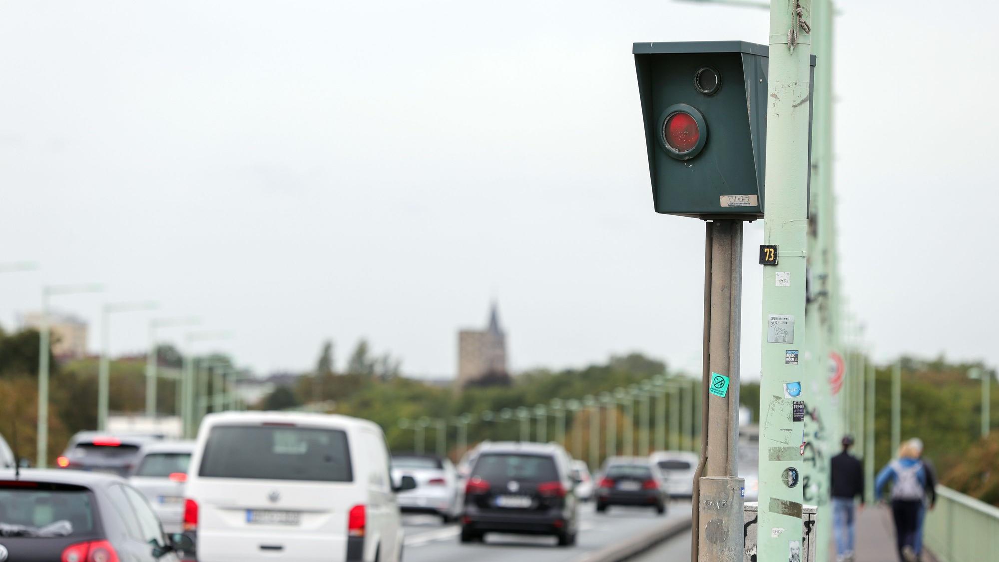 Auf der Zoobrücke gilt jetzt Tempo 50. Kontrolliert werden kann es kaum.