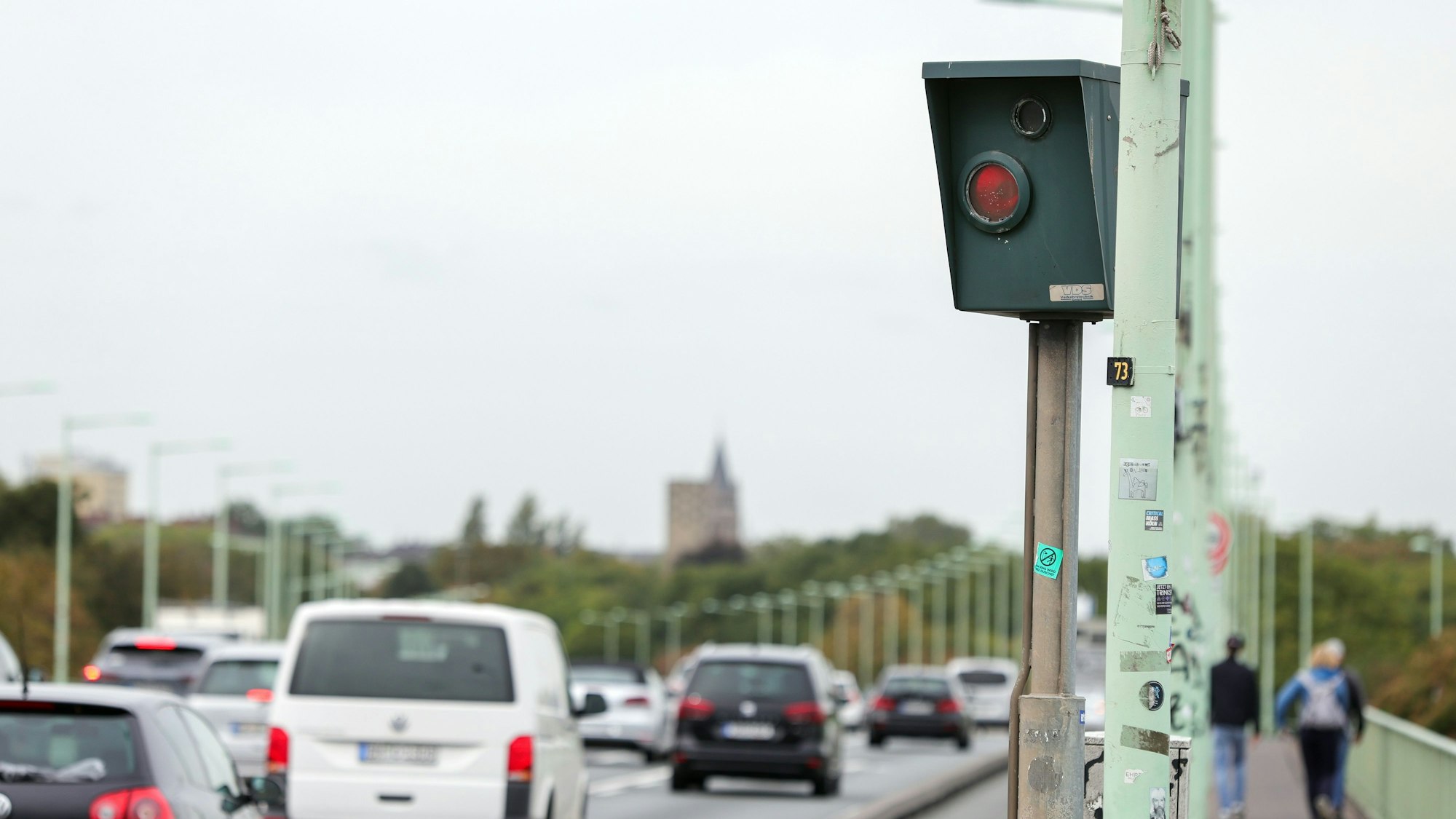 Auf der Zoobrücke gilt jetzt Tempo 50. Kontrolliert werden kann es kaum.