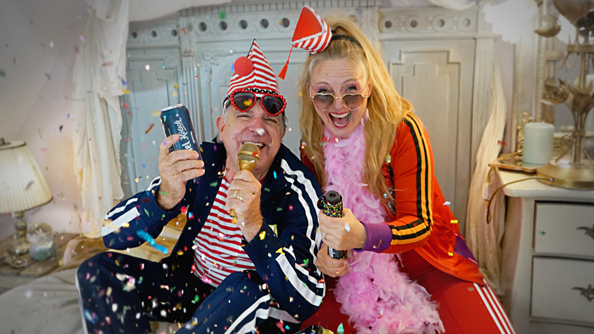 Sängerin Peggy Sugarhill und Ebasa der Meister sitzen feierlich unterm Konfetti