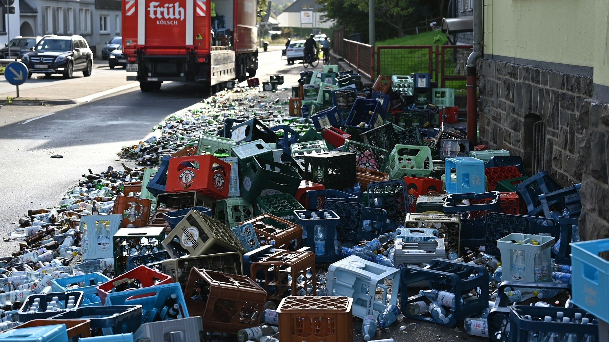 Getränkekisten liegen auf der Straße.