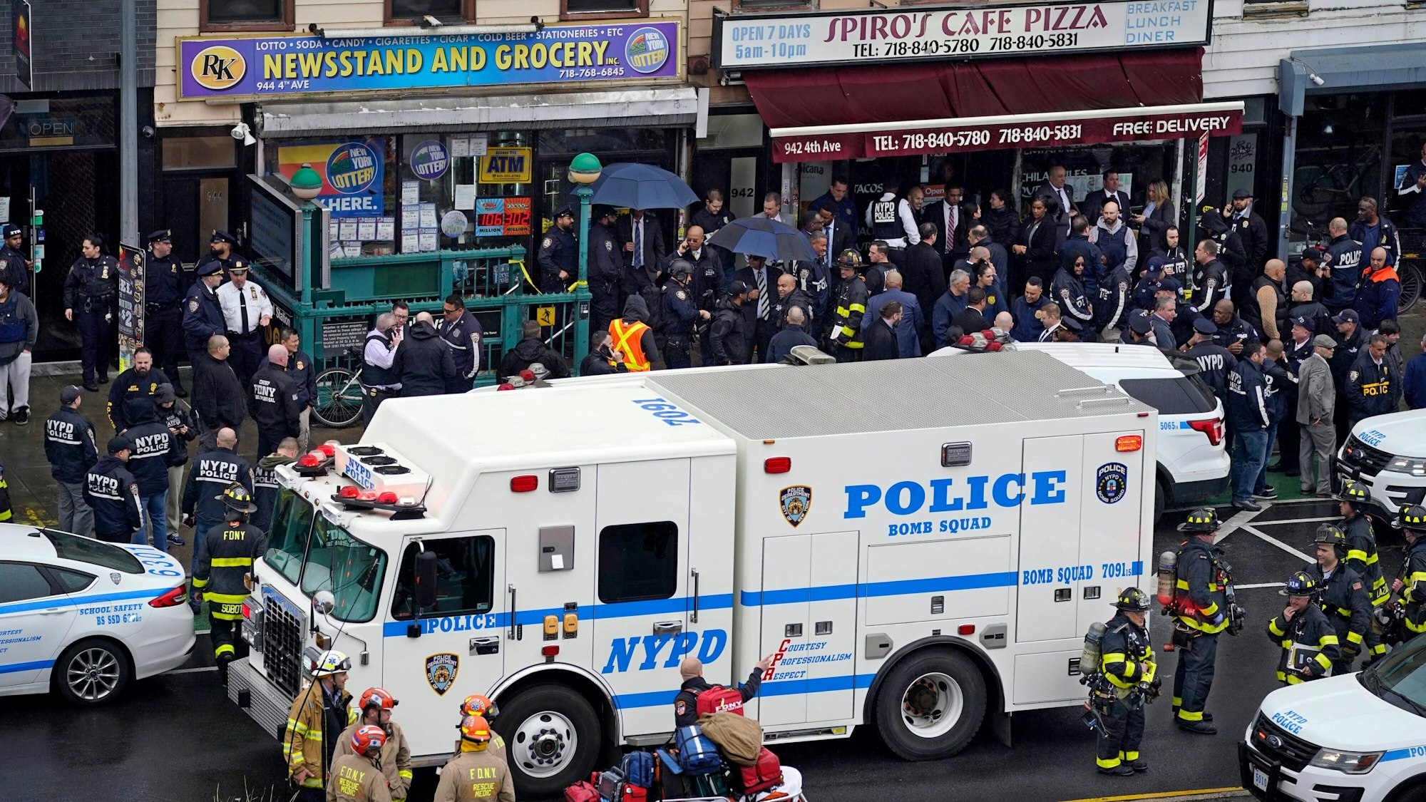 Rettungskräfte versammeln sich am Eingang einer U-Bahn-Station im New Yorker Stadtteil Brooklyn.