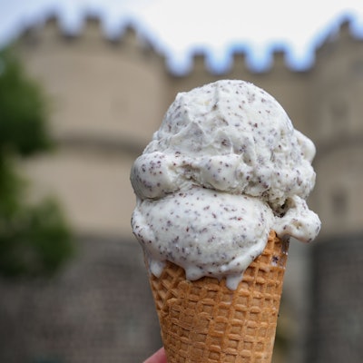 Eishörnchen vor dem Hahnentor auf dem Rudolfplatz in Köln