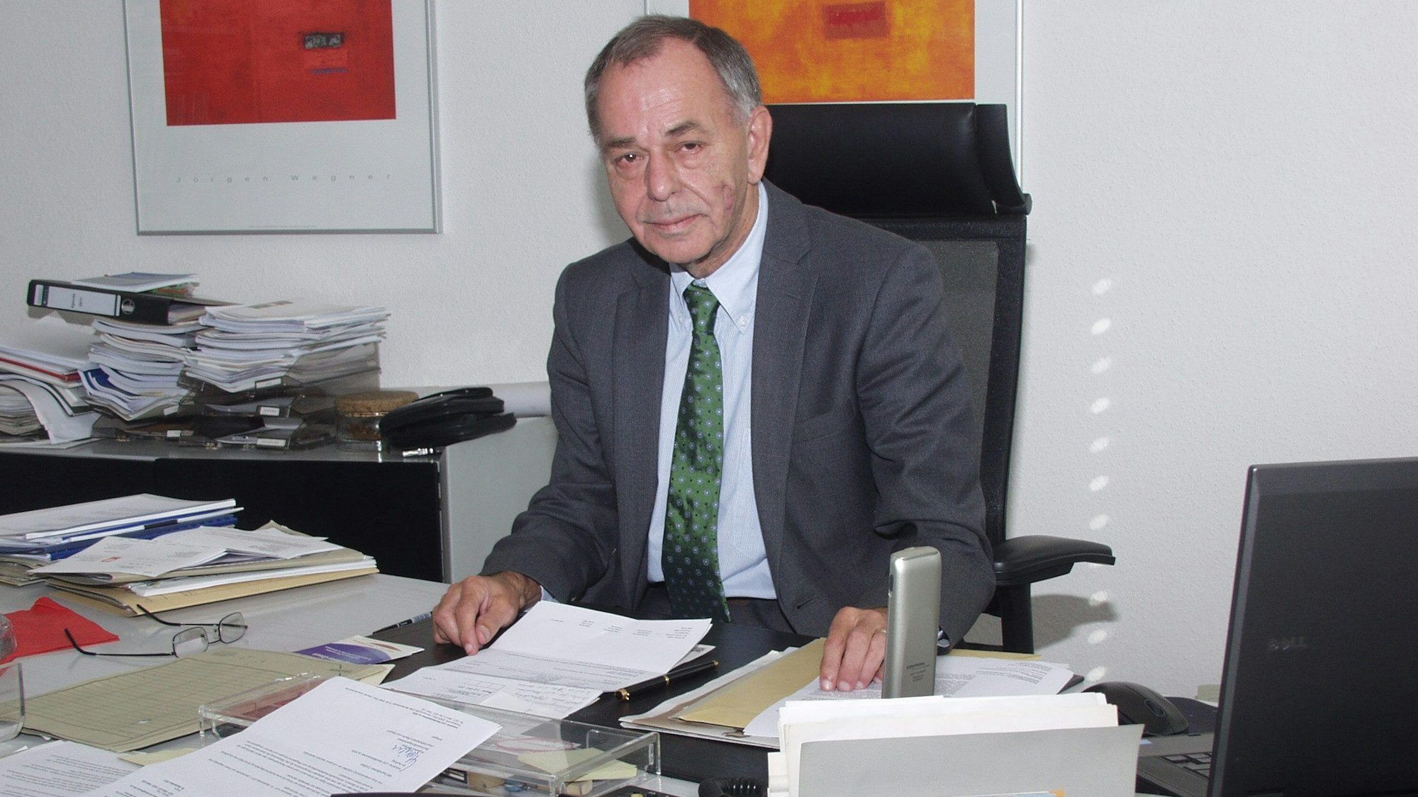 Arnold Biciste, hier an seinem Schreibtisch, ist gestorben.