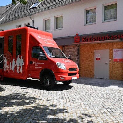 Das Bild zeigt einen roten Lieferwagen in Türnich, die mobile Filiale der Kreissparkasse Köln.