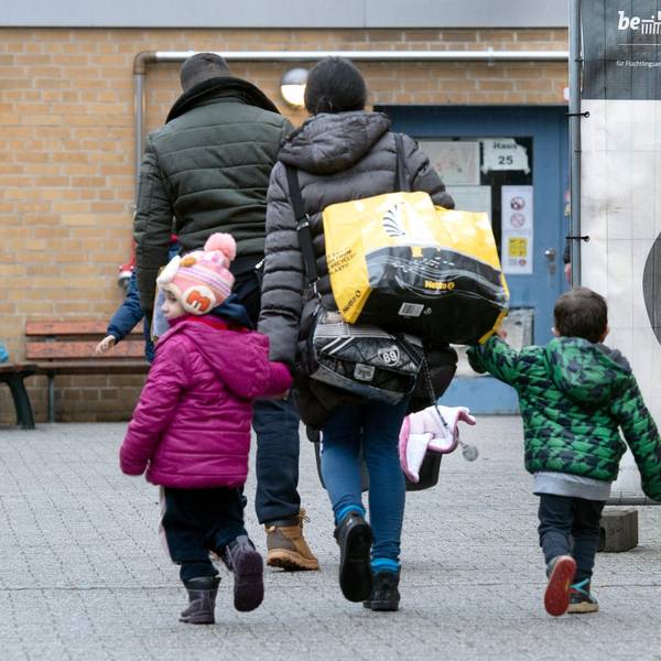 Eine geflüchtete Familie auf dem Gelände einer Erstaufnahmeeinrichtung