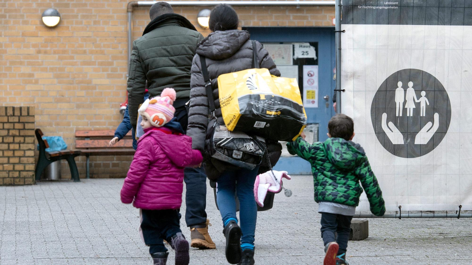 Eine geflüchtete Familie auf dem Gelände einer Erstaufnahmeeinrichtung