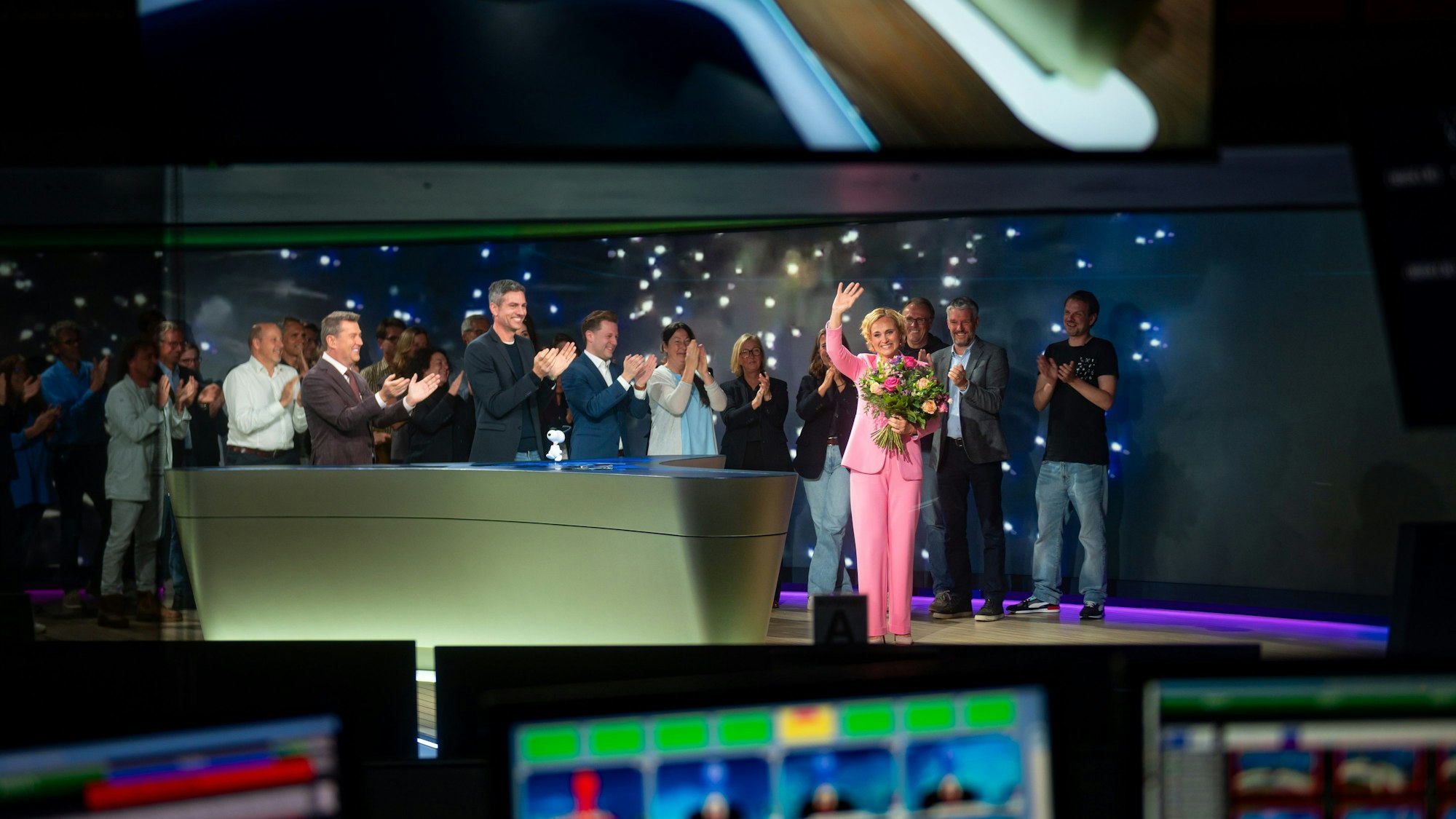 Moderatorin Caren Miosga winkt den Zuschauern am Ende ihrer letzten Sendung im Studio umringt von Mitarbeitern.