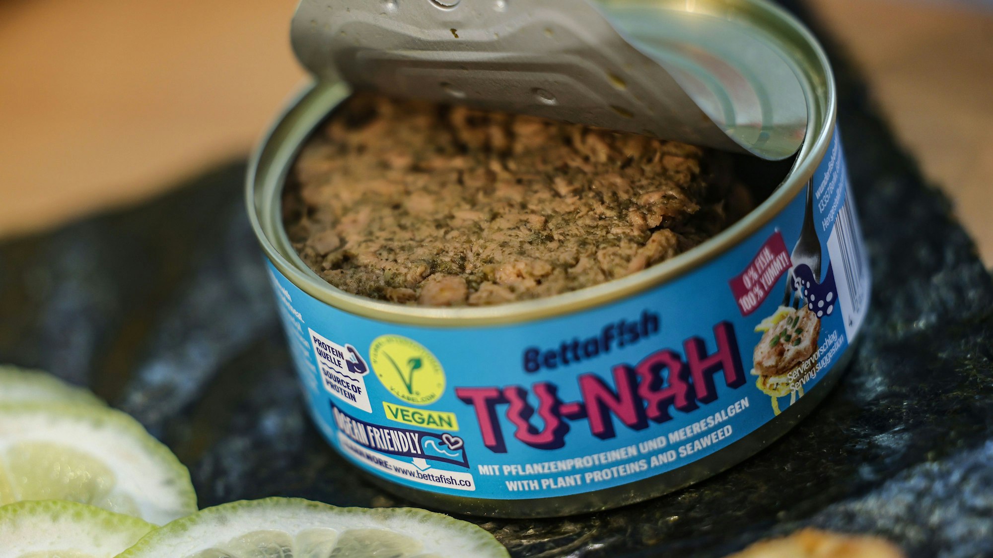 06.10.2023, Nordrhein-Westfalen, Köln: Eine Dose Bettafish TU-NAH mit Tunfischersatz, hergestellt aus Meeresalgen und pflanzlichen Proteinen, steht in Einers Dose auf dem Tisch. Die Fachmesse für Ernährungswirtschaft, Anuga, findet vom 07. bis 11. Oktober 2023 in Köln statt. Auf einer Pressekonferenz der Messe wurden Trends der Ernährungsbranche vorgestellt. Foto: Oliver Berg/dpa +++ dpa-Bildfunk +++