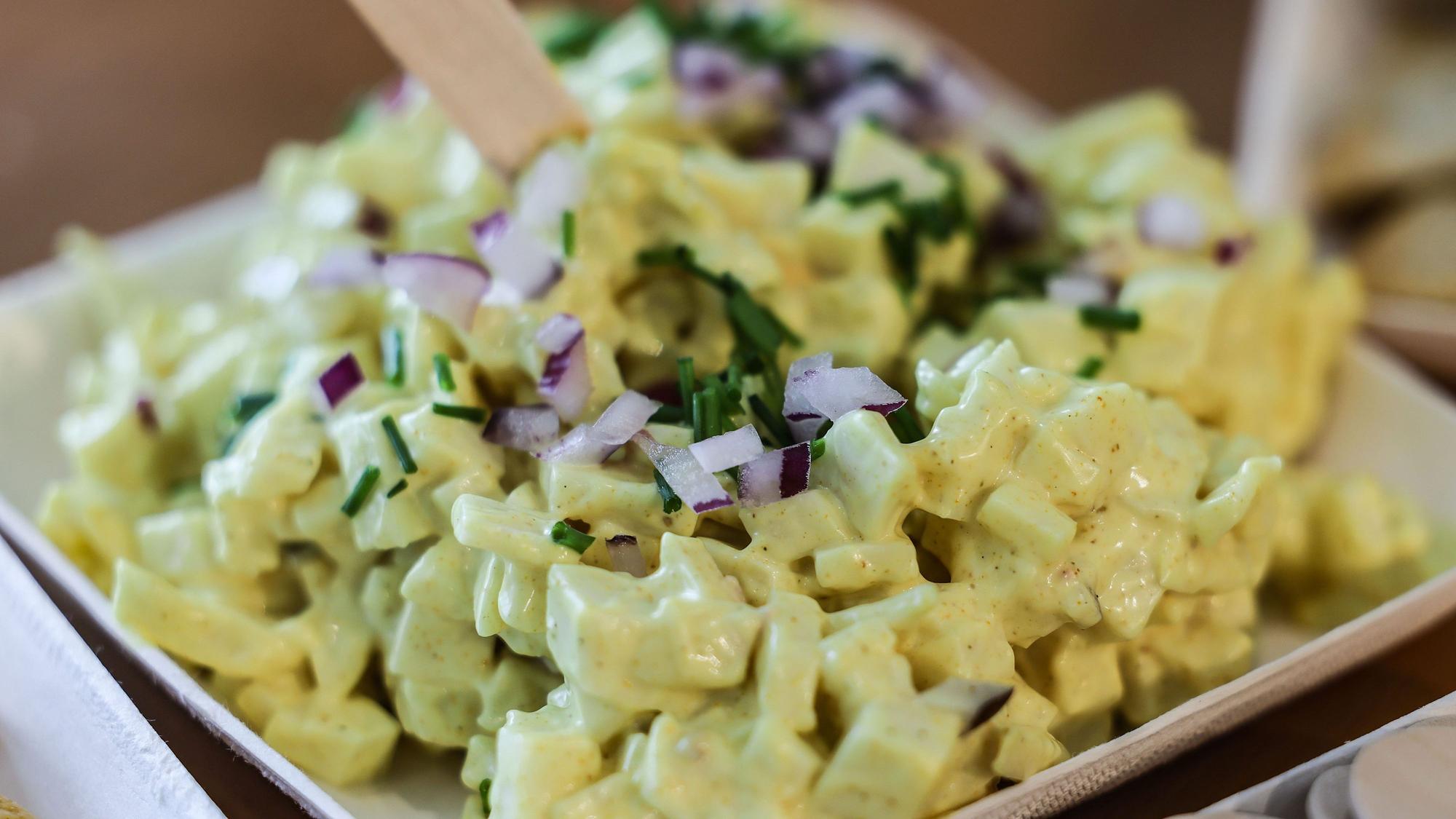 Eiersalat, hergestellt aus dem Eiweißersatz No Egg White, der aus Sonnenblumenöl und Sojaproteinen hergestellt wird, steht auf dem Tisch.