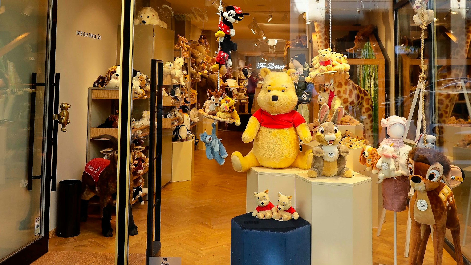 Schaufenster mit vielen Plüschtieren