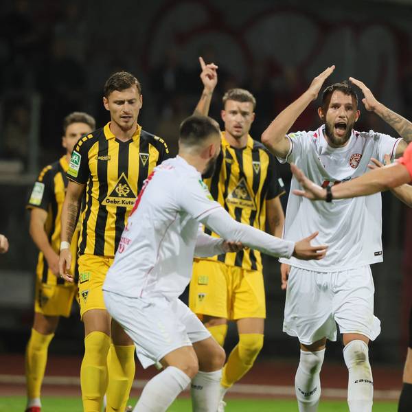 SC Fortuna Köln vs. Alemannia Aachen, 4.Liga,
Aufregung bei Fortuna über eine Schiedsrichterentscheidung (Fortuna), 06.10.2023, Bild: Herbert Bucco