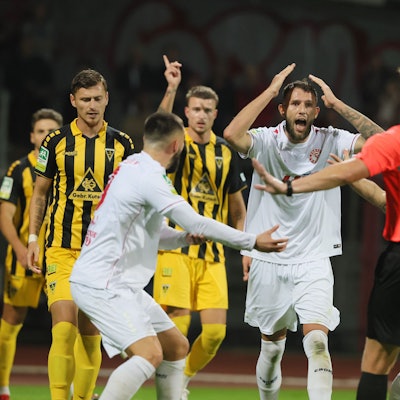 SC Fortuna Köln vs. Alemannia Aachen, 4.Liga,
Aufregung bei Fortuna über eine Schiedsrichterentscheidung (Fortuna), 06.10.2023, Bild: Herbert Bucco