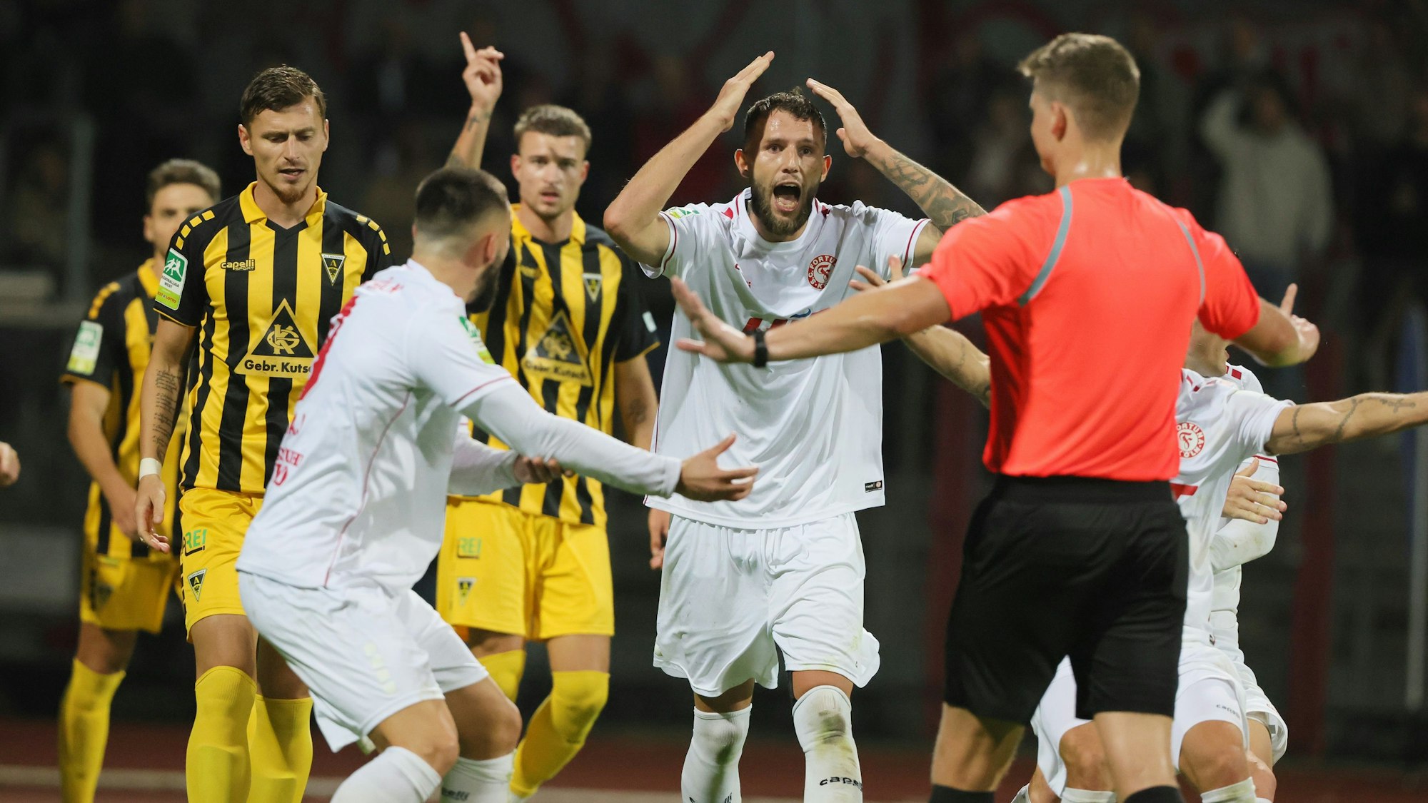 SC Fortuna Köln vs. Alemannia Aachen, 4.Liga,
Aufregung bei Fortuna über eine Schiedsrichterentscheidung (Fortuna), 06.10.2023, Bild: Herbert Bucco