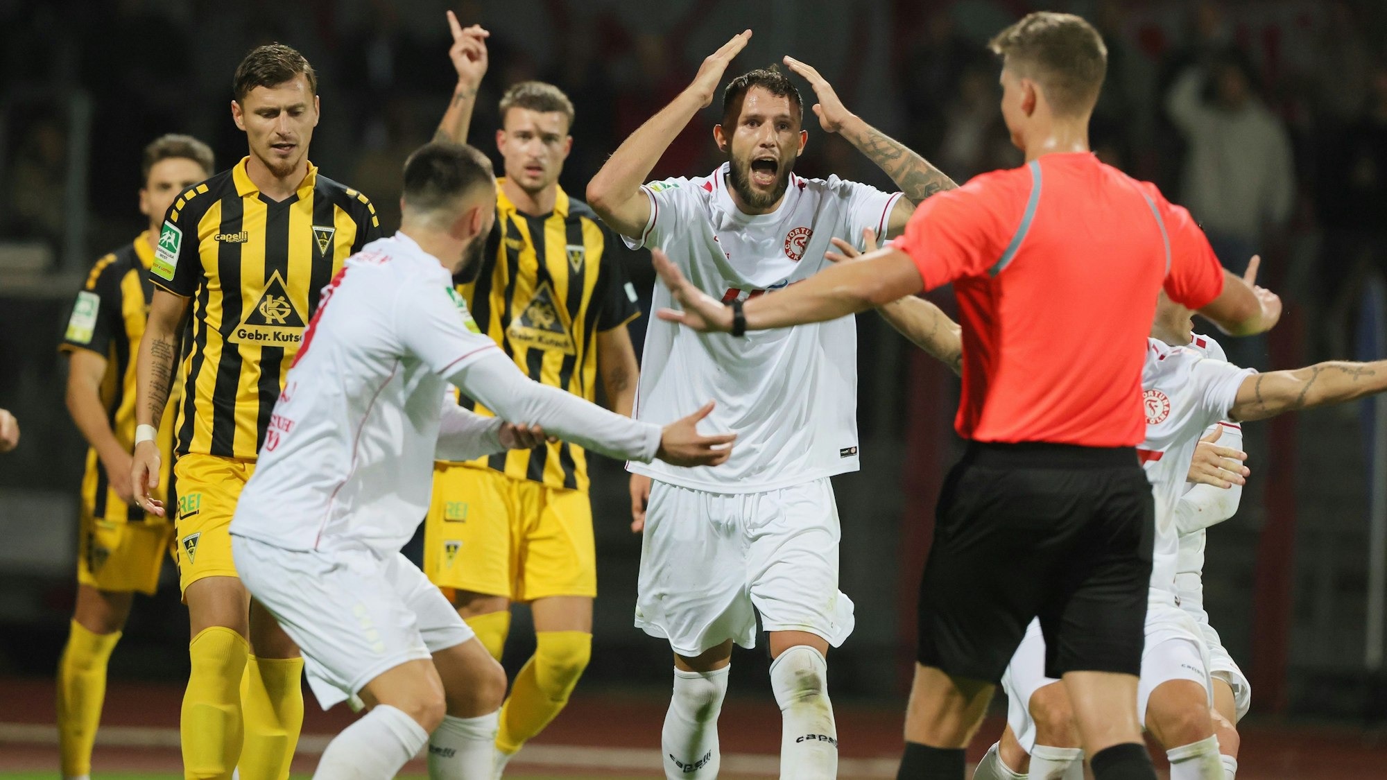 SC Fortuna Köln vs. Alemannia Aachen, 4.Liga,
Aufregung bei Fortuna über eine Schiedsrichterentscheidung (Fortuna), 06.10.2023, Bild: Herbert Bucco