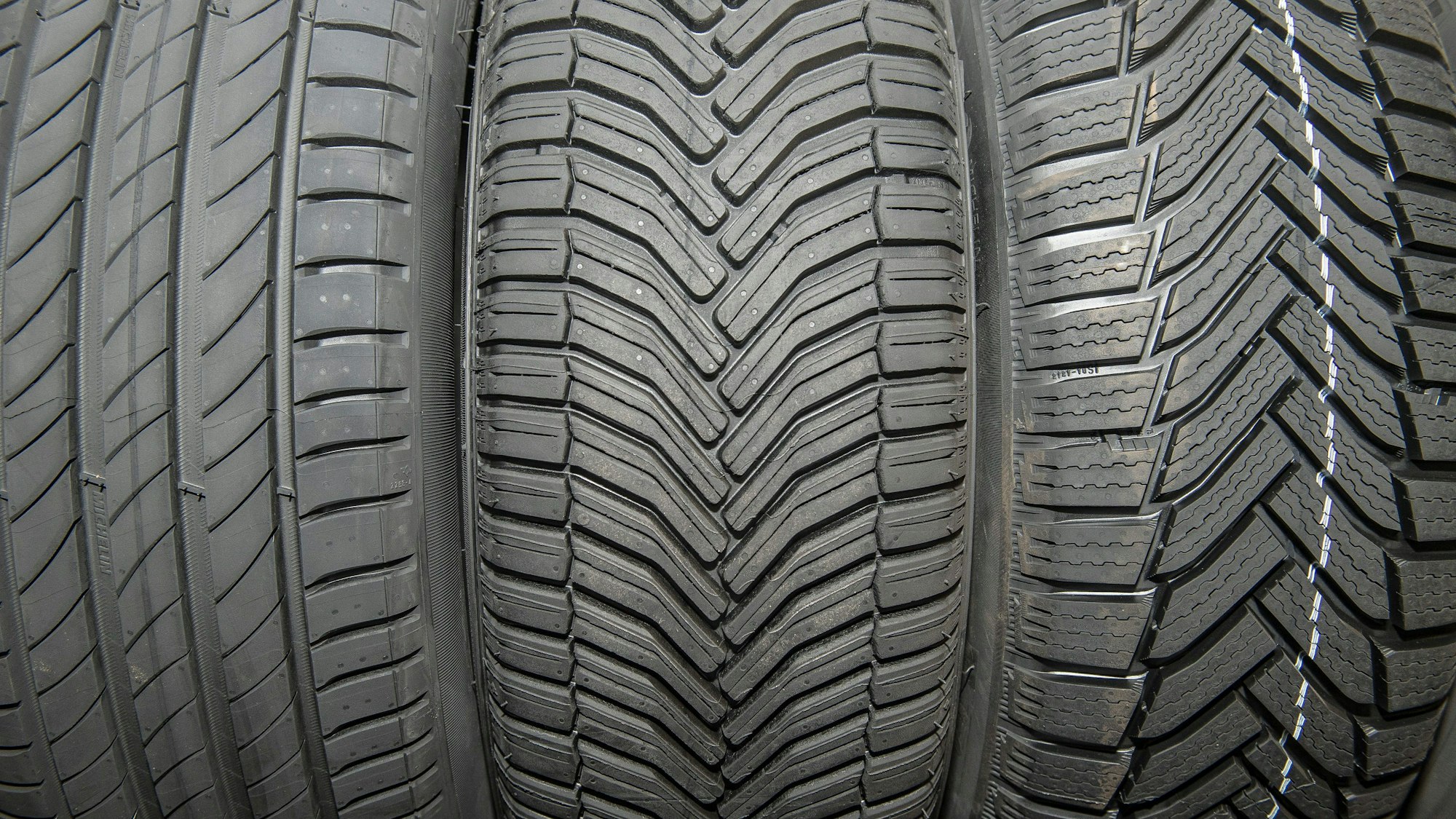 Links sind Sommerreifen, in der Mitte Allwetterreifen und rechts Winterreifen.
