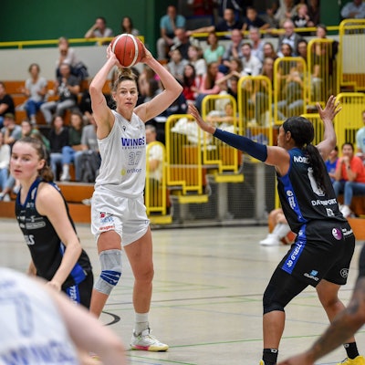 1. Damen Basketball Bundesliga: Orthomol WINGS Leverkusen vs. EIGNER Angels Noerdlingen, 30.09.2023 Lisa Koop Orthomol WINGS Leverkusen 27, 1. Damen Basketball Bundesliga: Orthomol WINGS Leverkusen vs. EIGNER Angels Noerdlingen am 30.09.2023 in der Sporthalle Werner-Heisenberg-Gymnasium in Opladen Nordrhein-Westfalen *** 1 Womens Basketball Bundesliga Orthomol WINGS Leverkusen vs EIGNER Angels Noerdlingen, 30 09 2023 Lisa Koop Orthomol WINGS Leverkusen 27 , 1 Womens Basketball Bundesliga Orthomol WINGS Leverkusen vs EIGNER Angels Noerdlingen on 30 09 2023 in the sports hall Werner Heisenberg Gymnasium in Opladen North Rhine Westphalia Copyright: xBEAUTIFULxSPORTS/Mueller-Laschetx