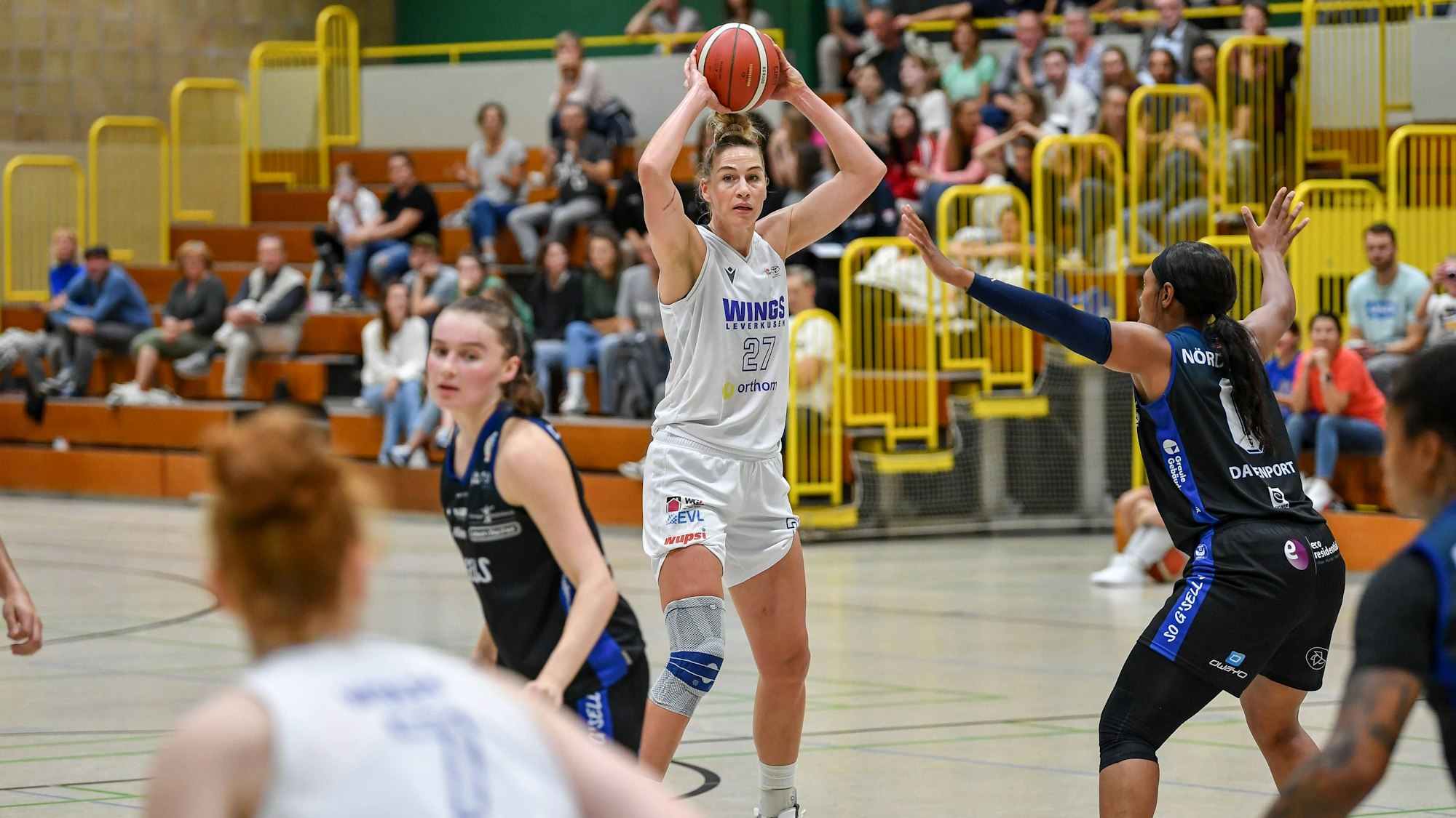 1. Damen Basketball Bundesliga: Orthomol WINGS Leverkusen vs. EIGNER Angels Noerdlingen, 30.09.2023 Lisa Koop Orthomol WINGS Leverkusen 27, 1. Damen Basketball Bundesliga: Orthomol WINGS Leverkusen vs. EIGNER Angels Noerdlingen am 30.09.2023 in der Sporthalle Werner-Heisenberg-Gymnasium in Opladen Nordrhein-Westfalen *** 1 Womens Basketball Bundesliga Orthomol WINGS Leverkusen vs EIGNER Angels Noerdlingen, 30 09 2023 Lisa Koop Orthomol WINGS Leverkusen 27 , 1 Womens Basketball Bundesliga Orthomol WINGS Leverkusen vs EIGNER Angels Noerdlingen on 30 09 2023 in the sports hall Werner Heisenberg Gymnasium in Opladen North Rhine Westphalia Copyright: xBEAUTIFULxSPORTS/Mueller-Laschetx