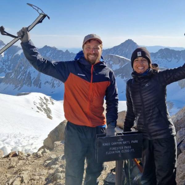 Die beiden Wanderer David Flitsch und Miriam Wiesner winken in die Kamera, sie stehen auf dem Forester Pass im Kings Canyon National Park.