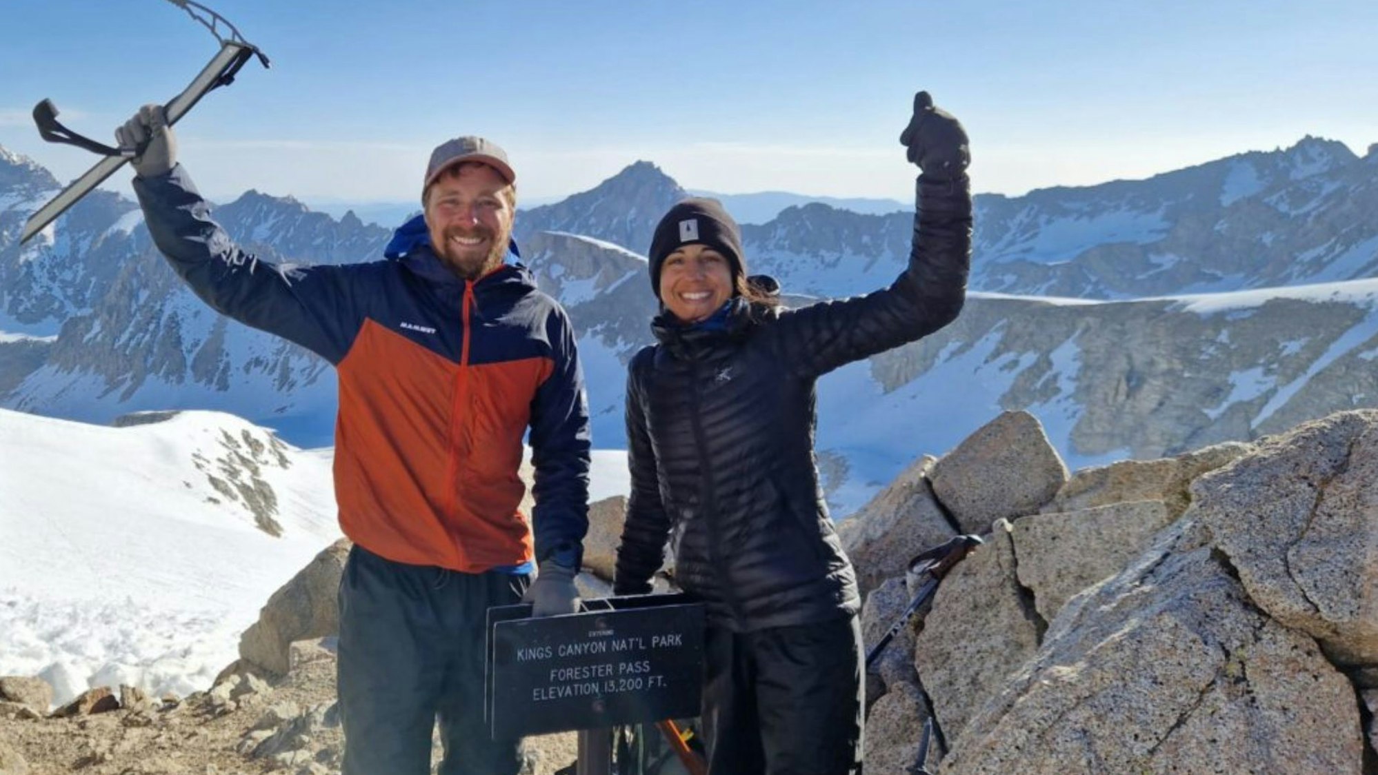Die beiden Wanderer David Flitsch und Miriam Wiesner winken in die Kamera, sie stehen auf dem Forester Pass im Kings Canyon National Park.