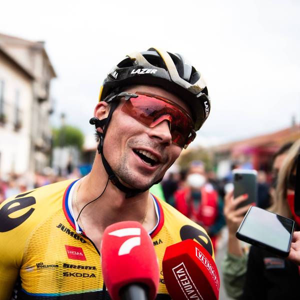 Primoz Roglic gibt am Rande der Spanien-Rundfahrt 2023 Interviews. Die Rundfahrt beendete er als Dritter.