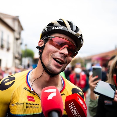 Primoz Roglic gibt am Rande der Spanien-Rundfahrt 2023 Interviews. Die Rundfahrt beendete er als Dritter.