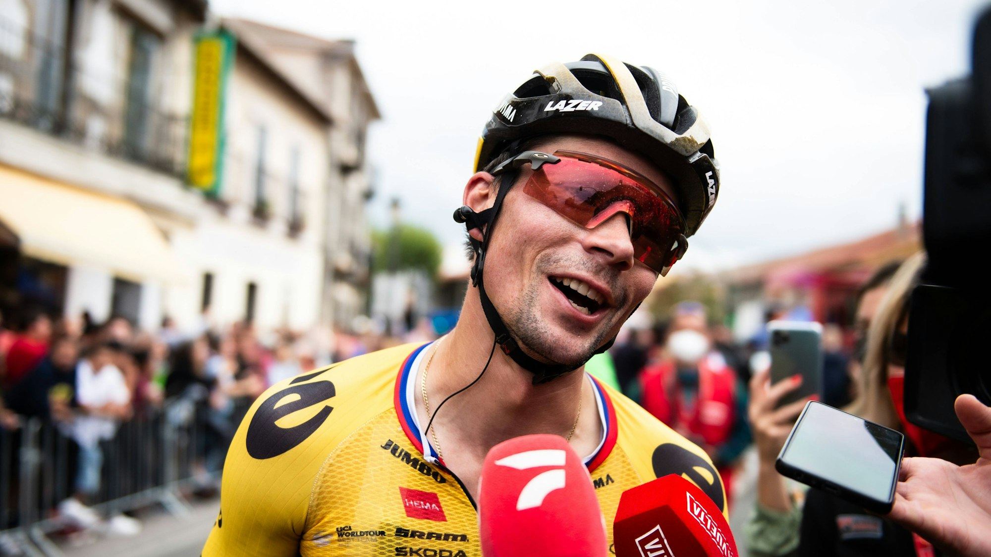 Primoz Roglic gibt am Rande der Spanien-Rundfahrt 2023 Interviews. Die Rundfahrt beendete er als Dritter.