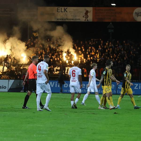 SC Fortuna Köln vs. Alemannia Aachen, 4.Liga,
der schiedsrichter unterbricht das Spiel wegen Pyrotechnik, 06.10.2023, Bild: Herbert Bucco