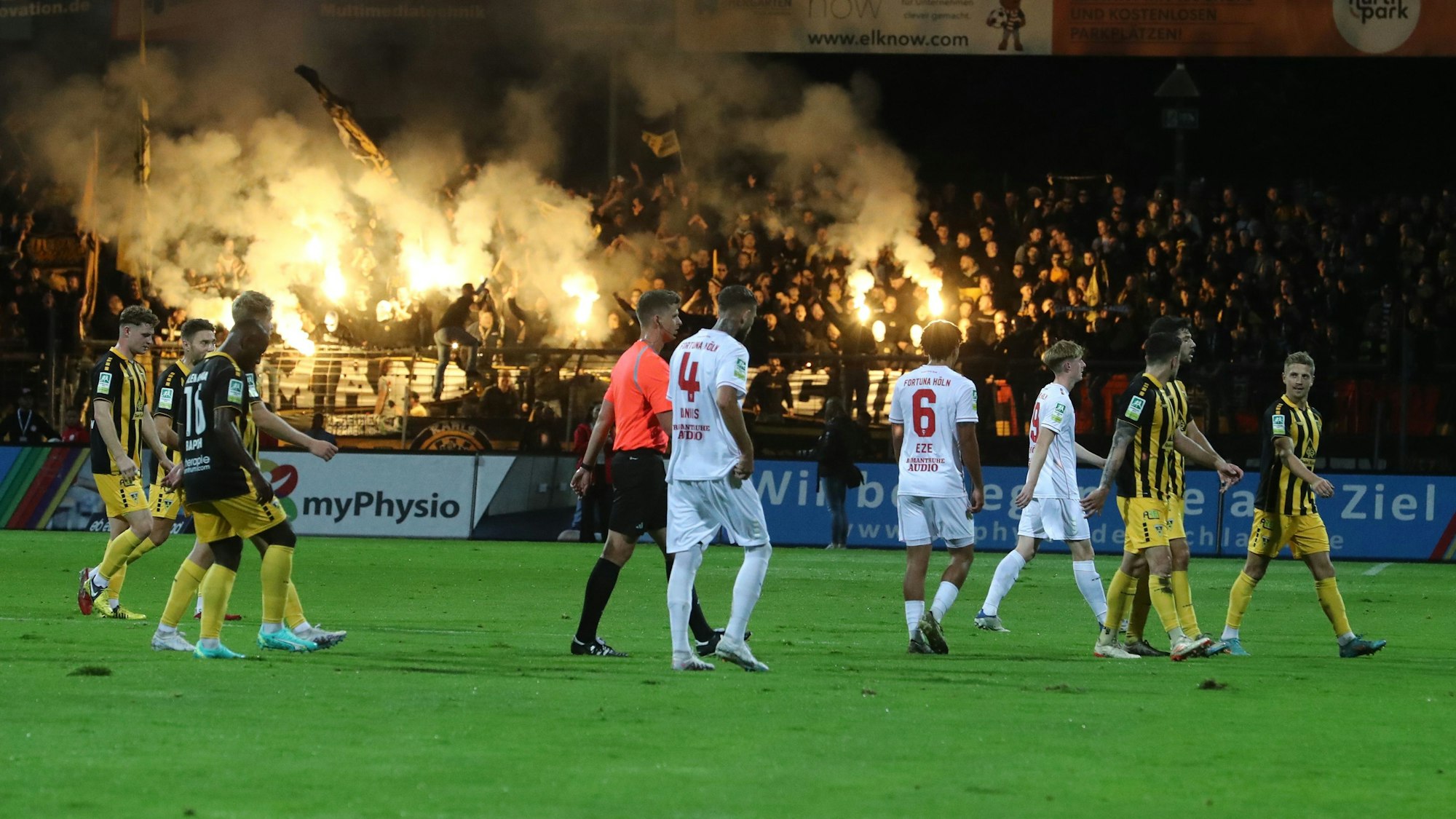 SC Fortuna Köln vs. Alemannia Aachen, 4.Liga,
der schiedsrichter unterbricht das Spiel wegen Pyrotechnik, 06.10.2023, Bild: Herbert Bucco