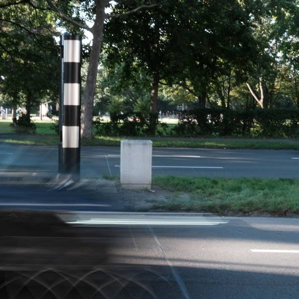 Eine Radarfalle steht auf der Inneren Kanalstraße vor dem Finanzamt Nord.