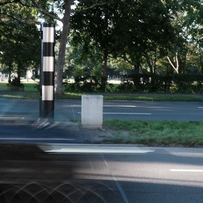 Eine Radarfalle steht auf der Inneren Kanalstraße vor dem Finanzamt Nord.