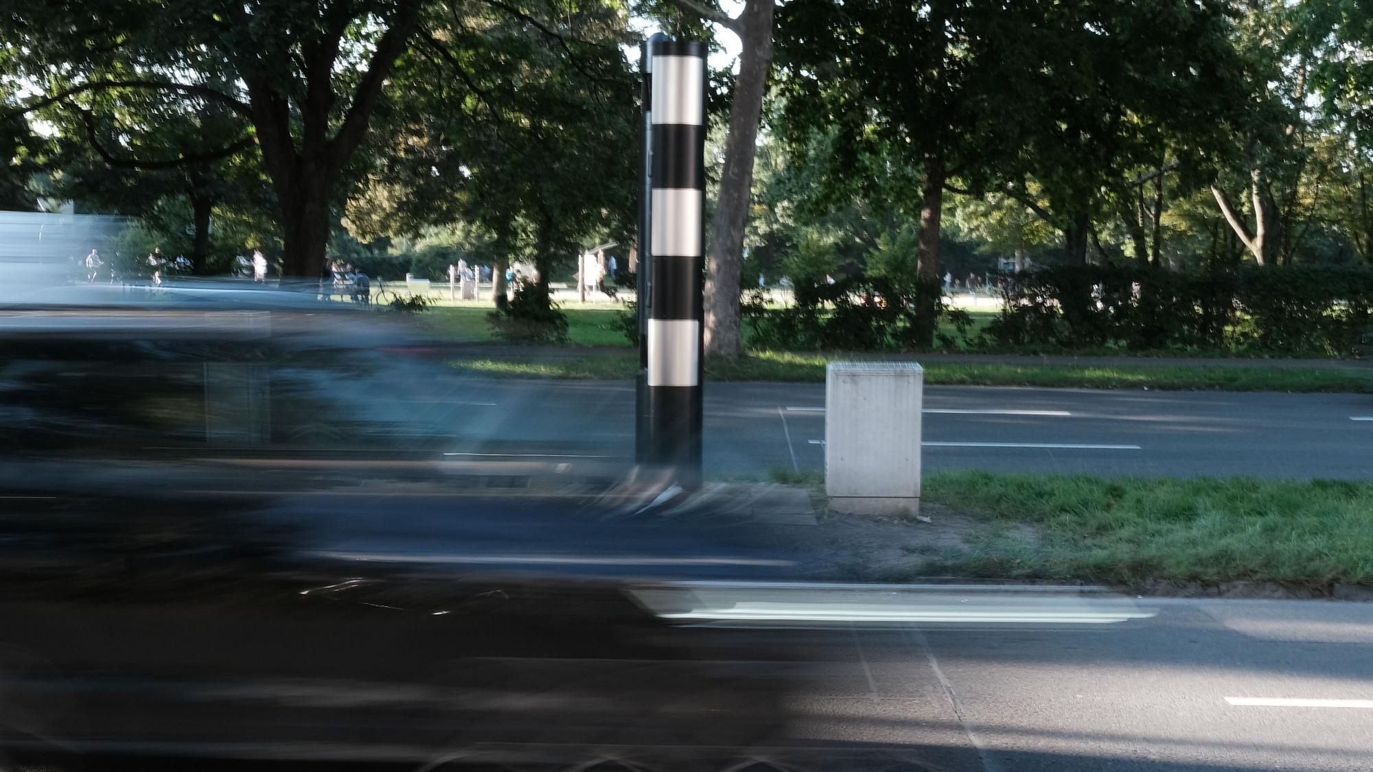 Eine Radarfalle steht auf der Inneren Kanalstraße vor dem Finanzamt Nord.
