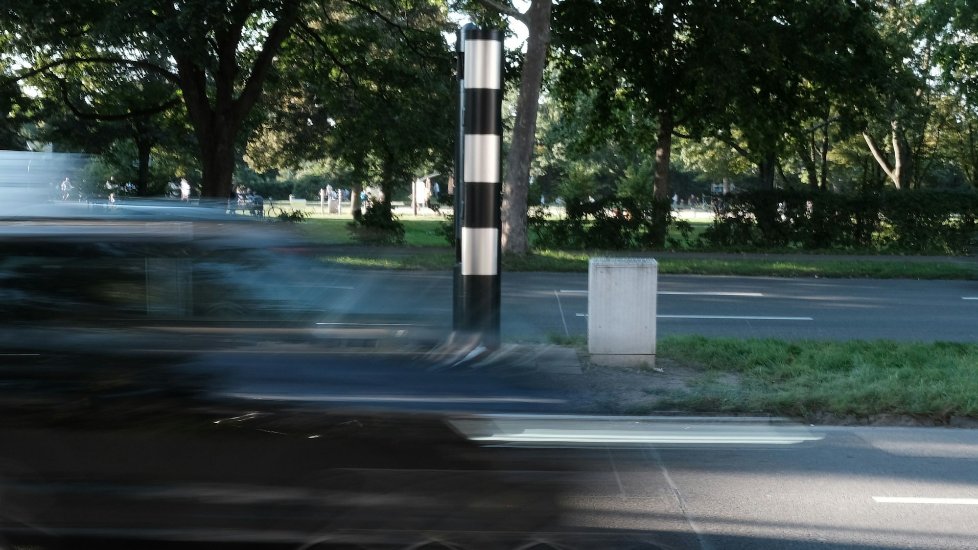 Eine Radarfalle steht auf der Inneren Kanalstraße vor dem Finanzamt Nord.