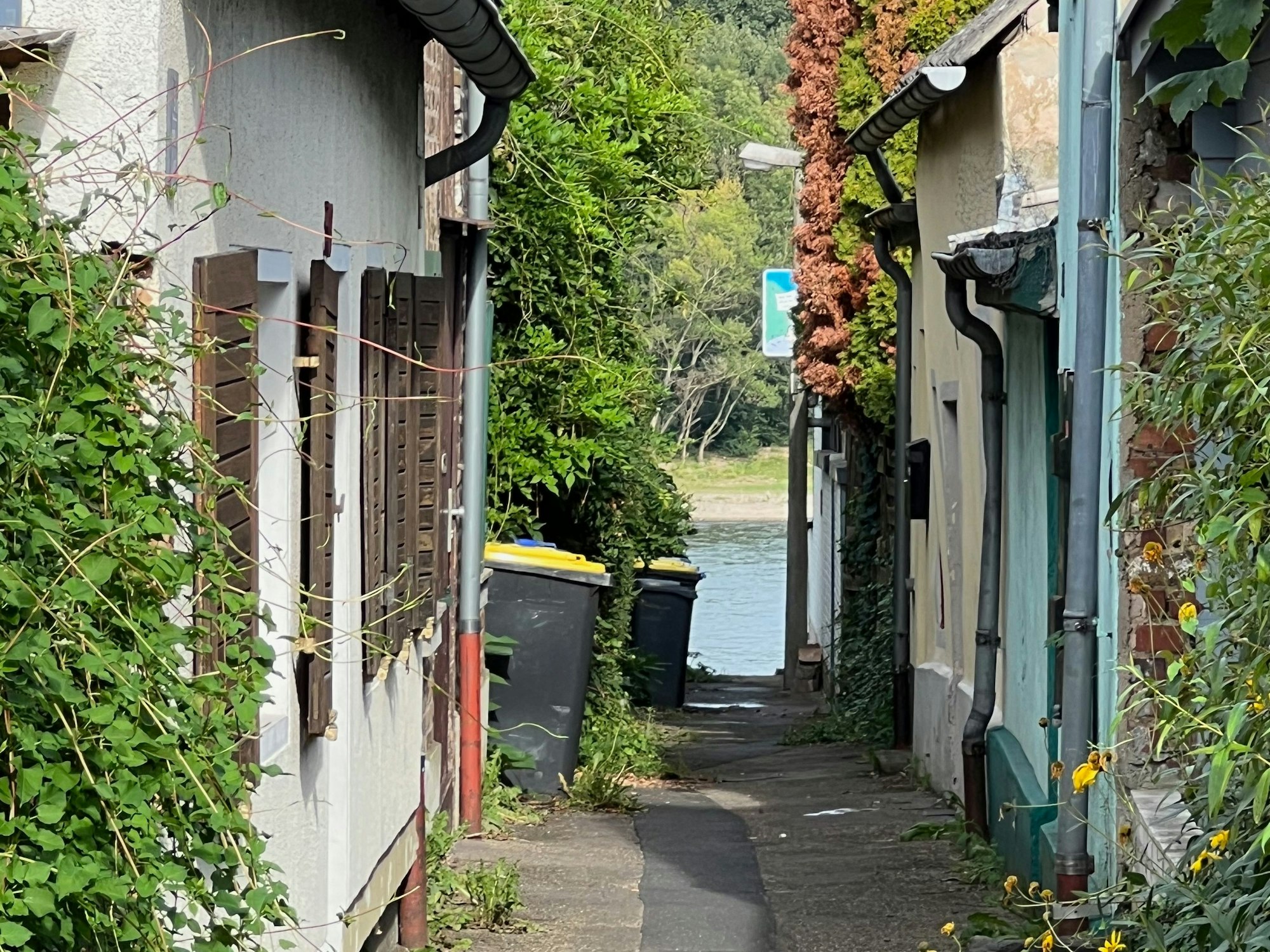 Das Bild zeigt eine kleine Gasse in Wesseling.