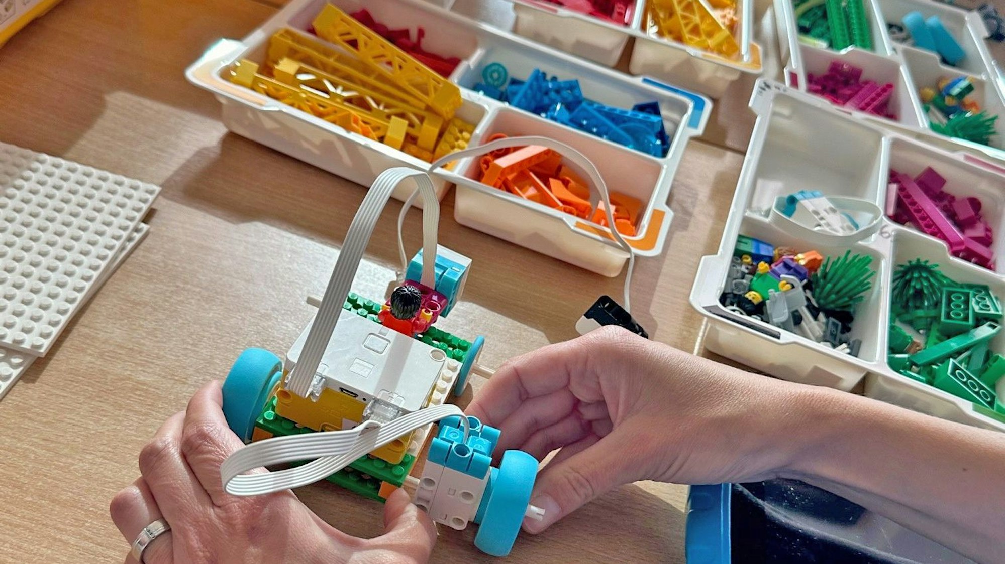 Aus Plastikteilen wird ein Roboter gebastelt.