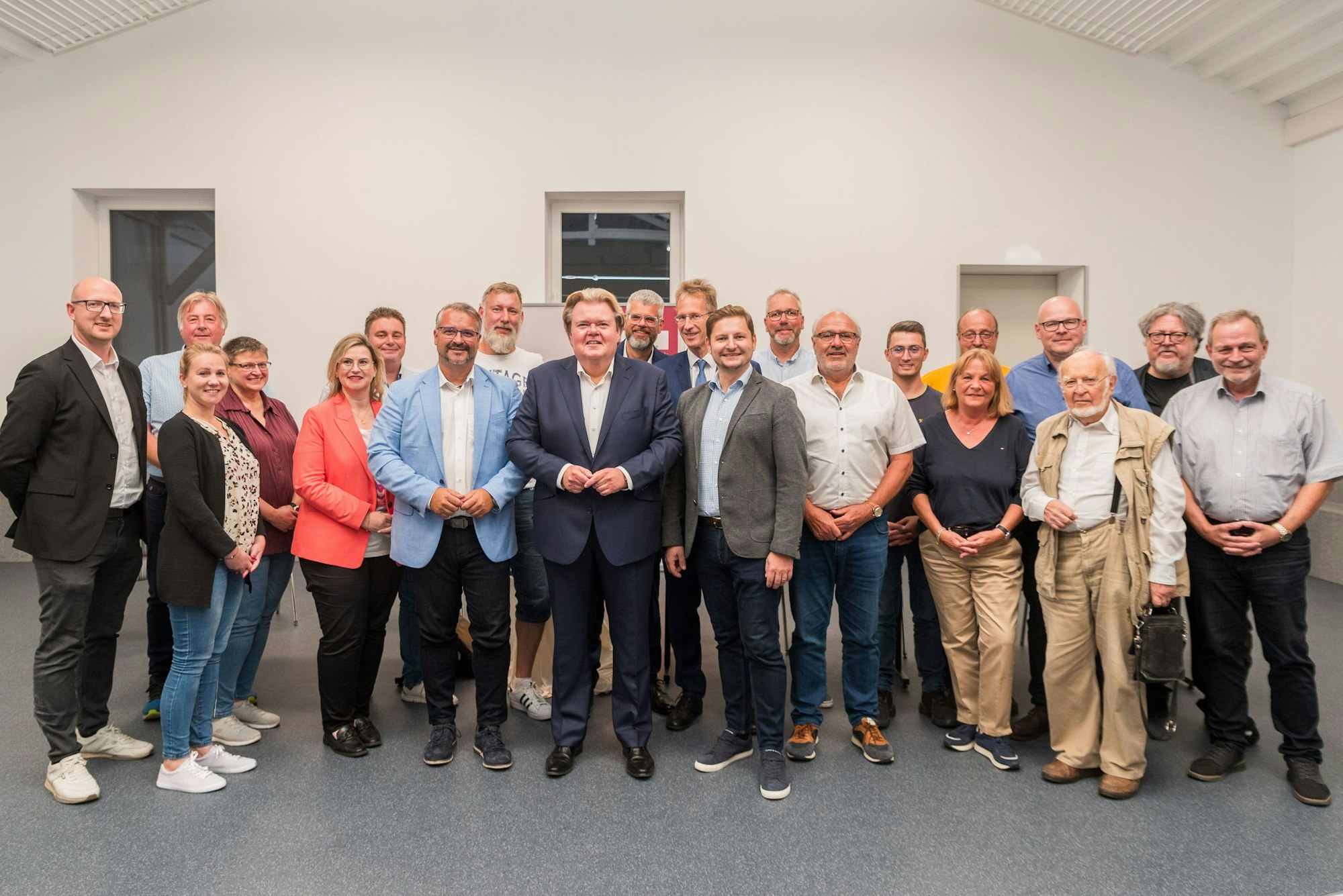 Die Mitglieder des neu gewählten CDU-Vorstandes in Euskirchen flankieren den Vorsitzenden  Klaus Voussem (M.).