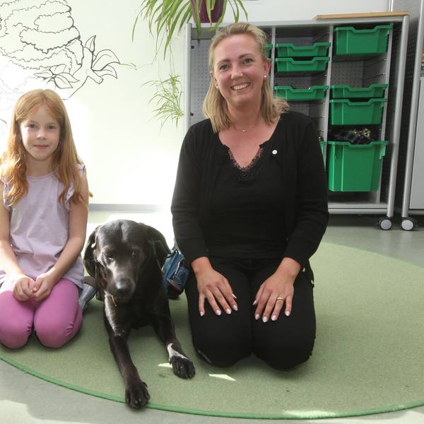 Mirya Blumenstein arbeitet mit Ella in der Hunde-AG mit den Kindern.