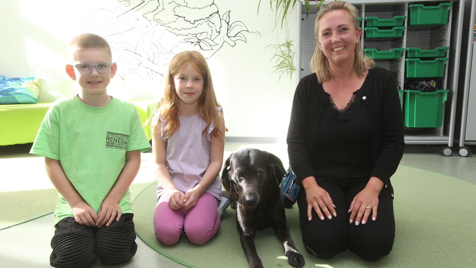 Mirya Blumenstein arbeitet mit Ella in der Hunde-AG mit den Kindern.