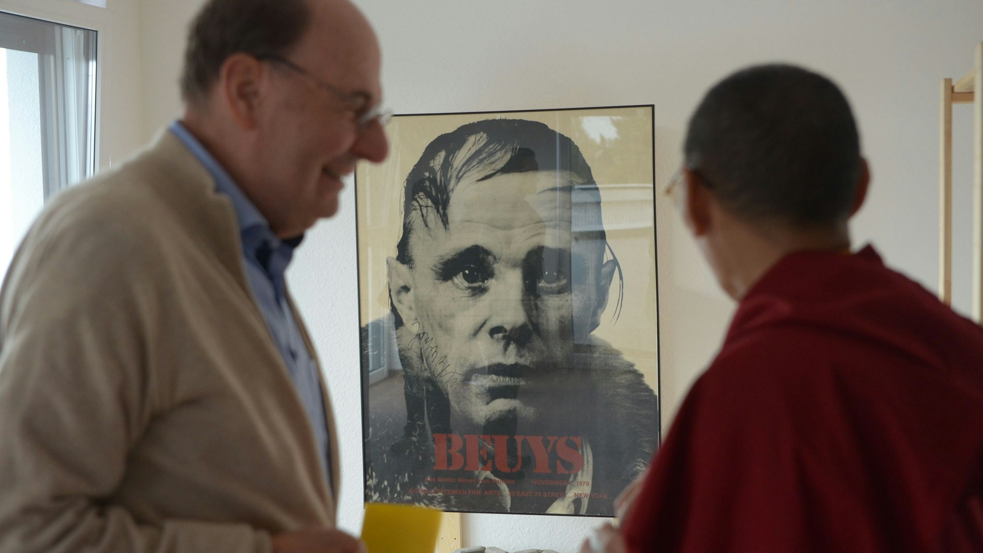 Zwei Männer schauen sich ein Bild des Künstlers Joseph Beuys an.