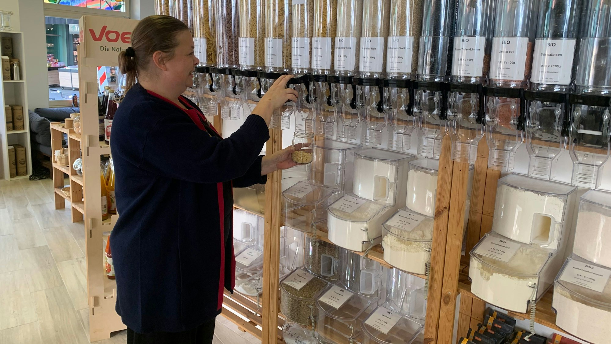 Regina Hopp-Konrad an der Abfpllstation in ihrem Unverpackt-Laden in der Troisdorfer Innenstadt.