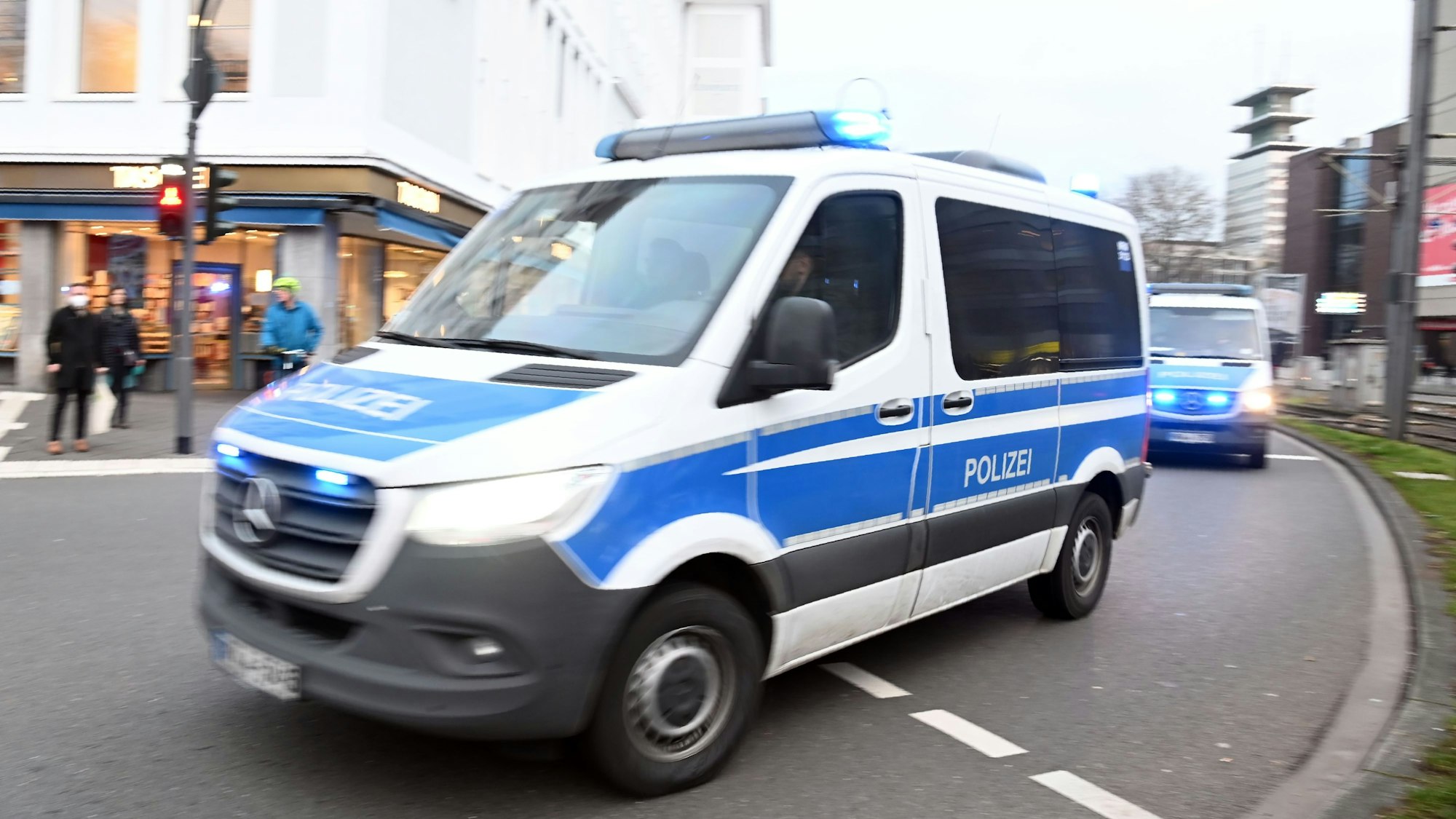 Ein Polizeifahrzeug fährt zu einem Einsatz.
