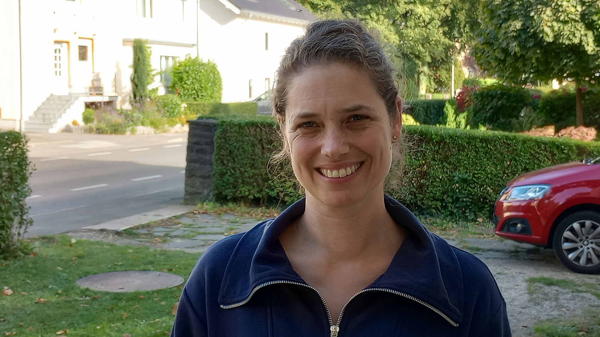 Eine Frau lächelt in die Kamera.