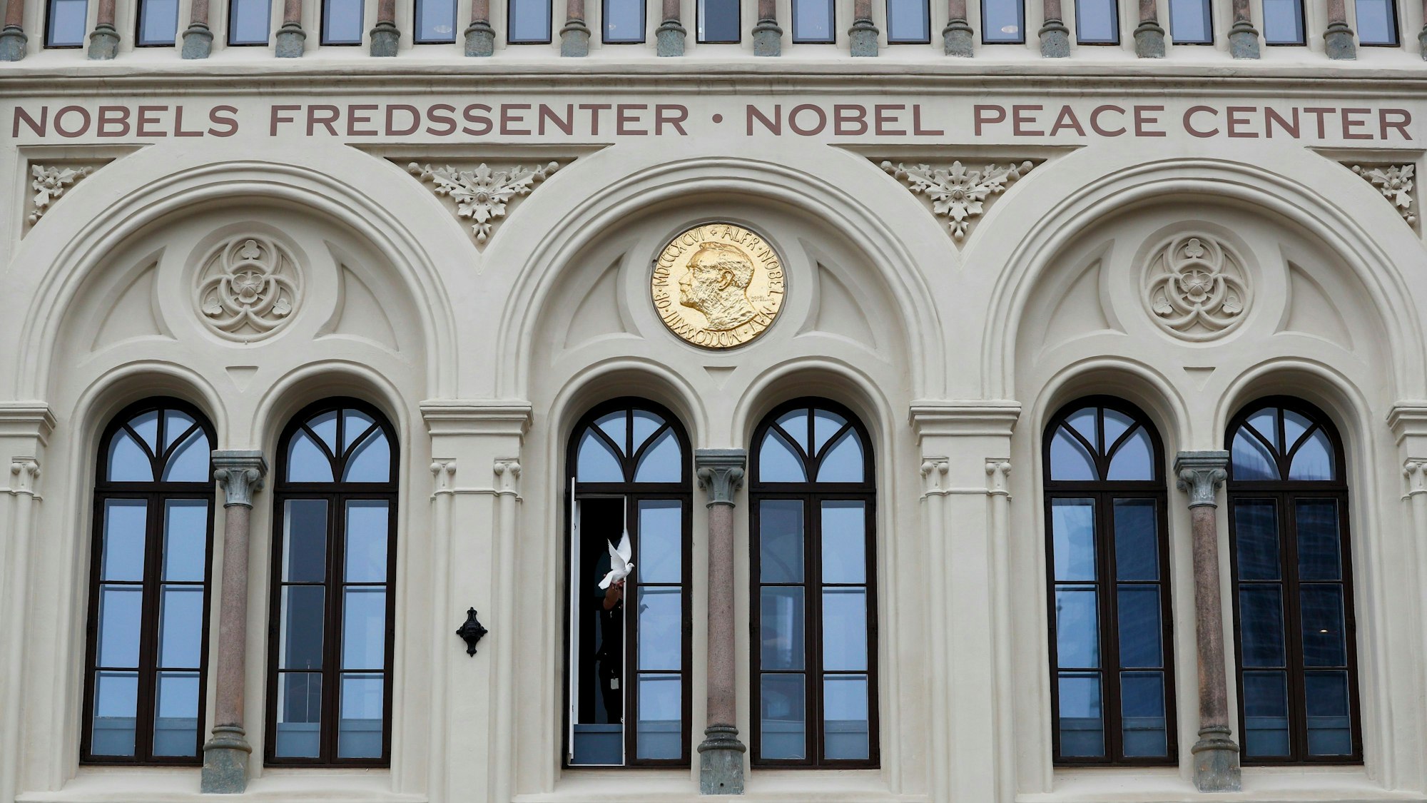 Norwegen, Oslo: Um 12 Uhr fliegt eine Taube, die den Frieden symbolisiert, aus dem Fenster des Friedensnobelzentrums im Zusammenhang mit der Bekanntgabe des neuen Friedenspreisträgers. Der Friedensnobelpreis geht in diesem Jahr an die Frauenrechtsaktivistin Narges Mohammadi aus dem Iran.