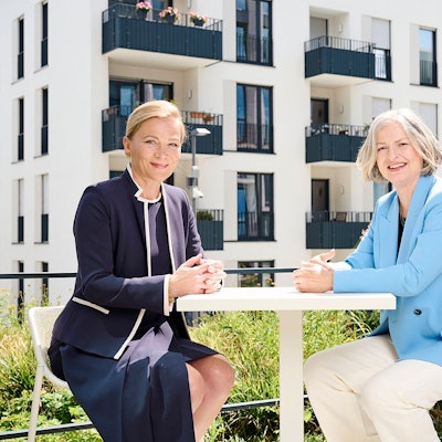 Zwei Frauen vor einer Gebäudefassade