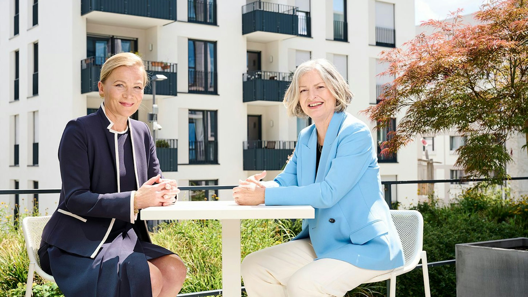 Zwei Frauen vor einer Gebäudefassade