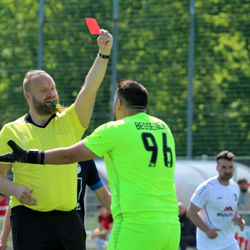Das Bild zeigt einen Schiedsrichter, der einem Bessenicher Spieler die Rote Karte zeigt.